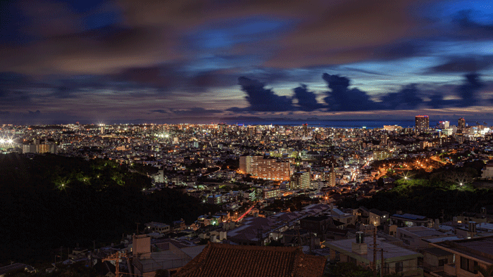 沖縄の夜景：電気が輝く